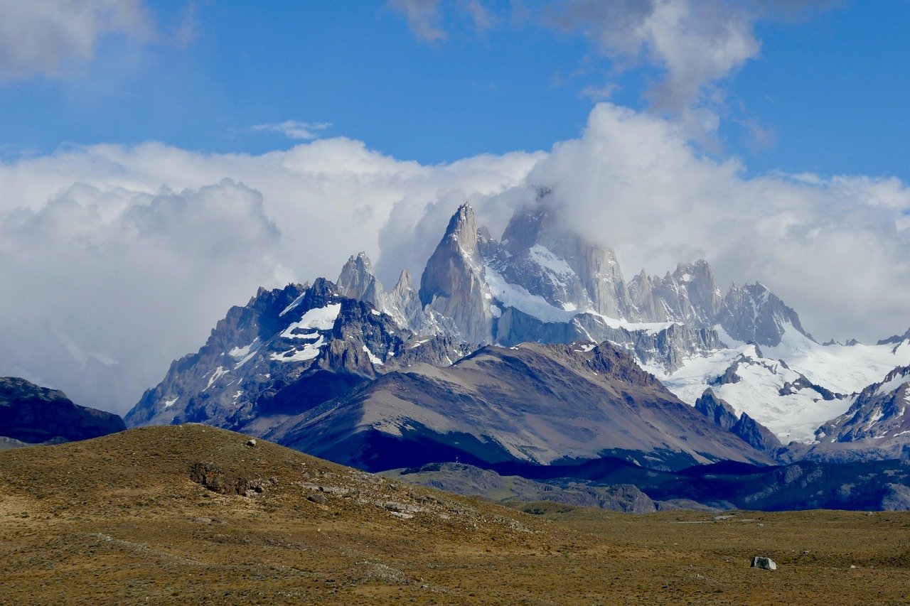 Monte Fitz Roy al fondo, visto desde la inmensidad de la Patagonia