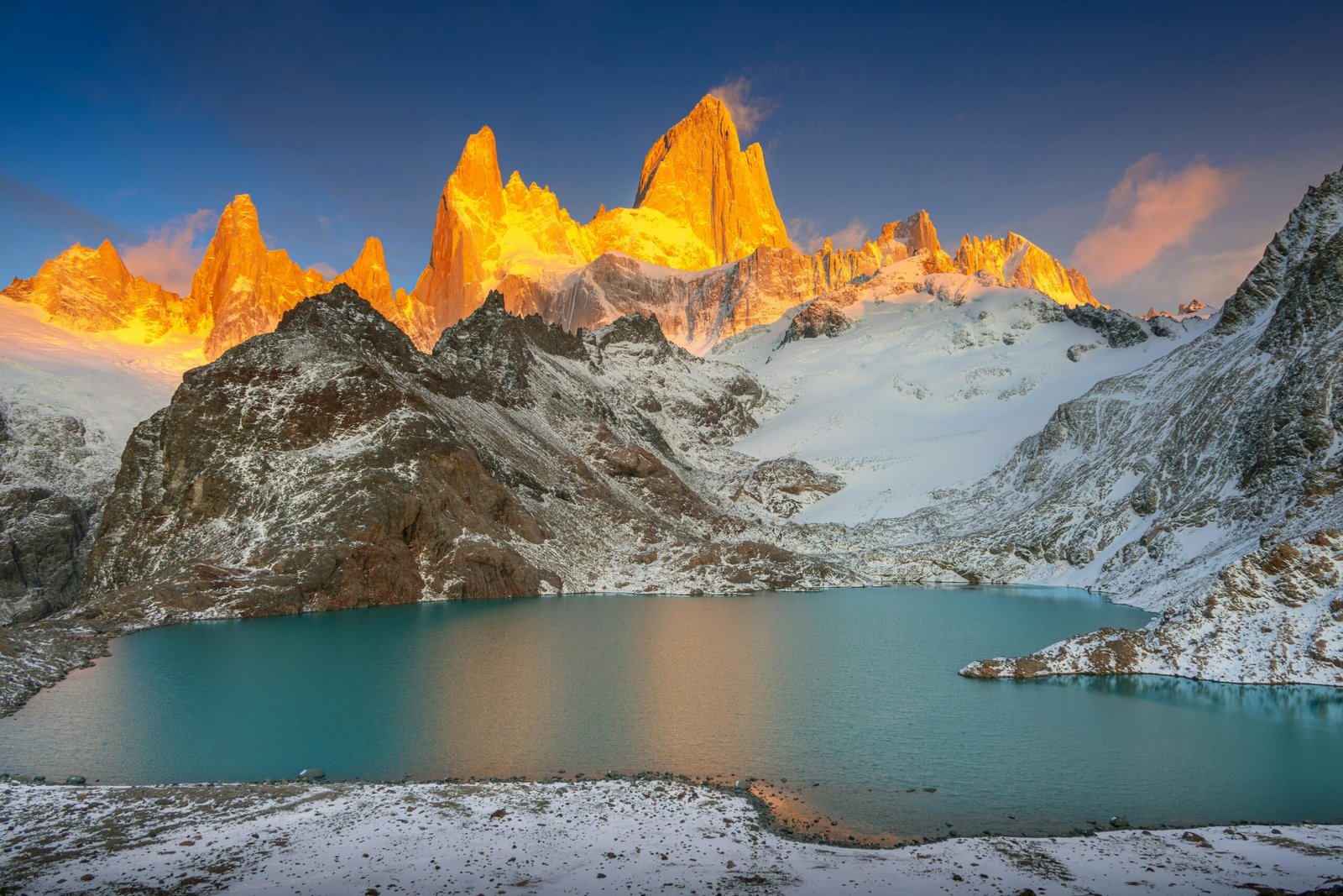 Vista panorámica de Monte Fitz Roy en El Chaltén al amanecer, Patagonia